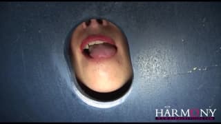 Esta morena faz de tudo pelo buraco da glória