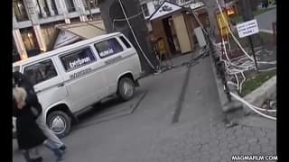 A loira safada está fodendo num parque público