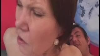 Coroa madura se molhando antes do sexo