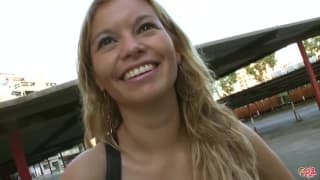 Ela só fode quando vê o dinheiro