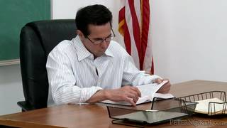 Uma estudante gostosa está excitando o seu professor