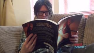 Jett Black fica de joelhos e chupa com força Jett Black fica de joelhos e chupa com força