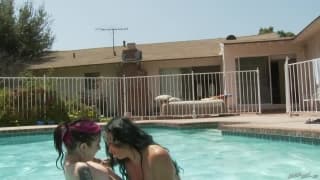 Joanna Angel e Brittany Lynn fodem na piscina Joanna Angel e Brittany Lynn fodem na piscina