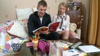 Serina vai para a cama com seu tutor favorito