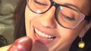 Ela é sexy com os seus óculos Ela é sexy com os seus óculos