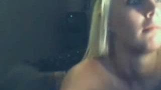 Uma webcam para servir esta loira Uma webcam para servir esta loira