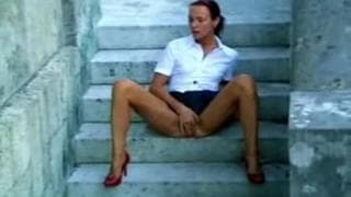 Milf francesa está se masturbando na rua Milf francesa está se masturbando na rua