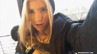 Uma morena deliciosa a usufruir o momento