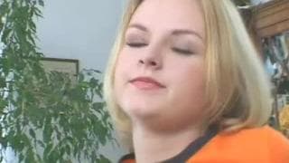 Uma puta sentindo prazer na sua buceta viçosa