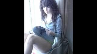 Adolescente morena se masturba com delicadeza