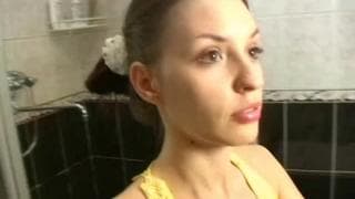 Uma morena bem gostosa em uma cena XXX