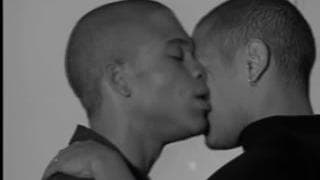 Dois homens negros perfurando suas bundas