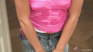 Gia adora se penetrar de uma manera especial