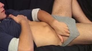 Este gay loiro se masturba no sofá