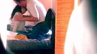 Uma morena bonita fodendo no quarto