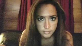 Esta morena amadora se masturbando na câmera Esta morena amadora se masturbando na câmera