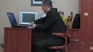 O gerente que o seu gay vestido de secretária