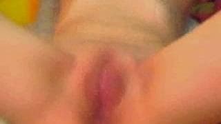 Esta morena adora enfiar os dedos ! Esta morena adora enfiar os dedos !