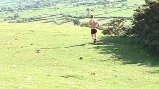 Vai ver um filme porno e toca-se 