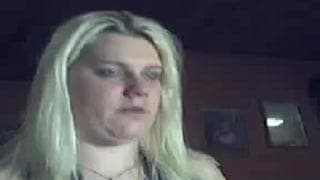 Uma loira pega na sua camara Uma loira pega na sua camara