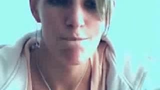 Loira tesuda nos mostra sua calcinha