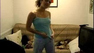 Um striptease em frente a camera Um striptease em frente a camera