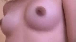 Ela chupa o marido cheio de desejo Ela chupa o marido cheio de desejo
