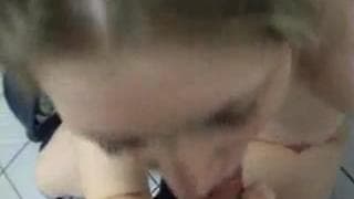 Amadora se fode sozinha no banheiro Amadora se fode sozinha no banheiro