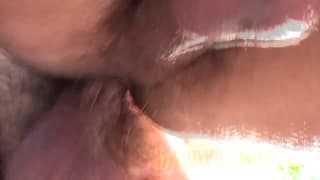 Um jovem com uma mulher madura peluda