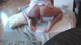 Amadora se penetra com um dildo bem grande Amadora se penetra com um dildo bem grande