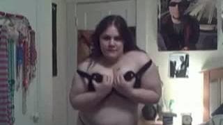 Ela faz um strip-tease muito divertido Ela faz um strip-tease muito divertido