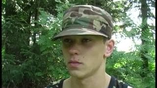 Dois soldados estão numa missão para foder