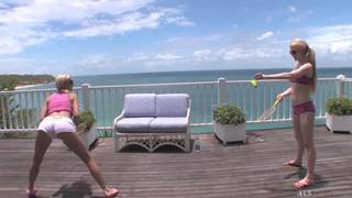 Dois jovens loiras e um enorme dildo!