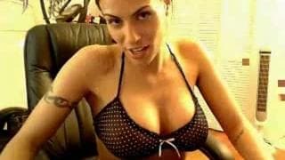 Uma bonita milf brinca com seu sextoy Uma bonita milf brinca com seu sextoy