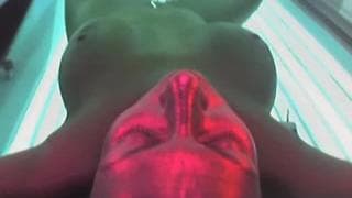 A morena quer se bronzear na cama A morena quer se bronzear na cama