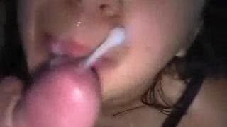 Jovem morena chupa para levar um facial Jovem morena chupa para levar um facial