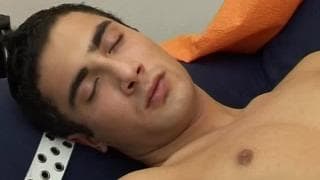 Ondrey quer se masturbar sentado no sofá