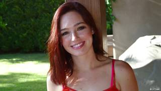 Jodi Taylor oferece ao namorado uma chupada Jodi Taylor oferece ao namorado uma chupada