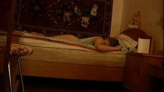 Ele filma esta menina jovem Ele filma esta menina jovem