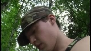 O comandante obriga o novato a mamar