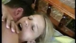 O namorado gosta de a beijar e foder