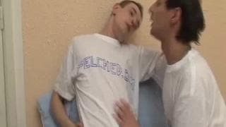 Uma cena de sexo anal entre dois gays jovens