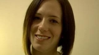 Ivy é uma morena que chupa pau de joelhos