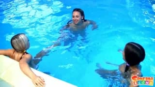 Sabrina Blond e duas amigas quentes brincando Sabrina Blond e duas amigas quentes brincando