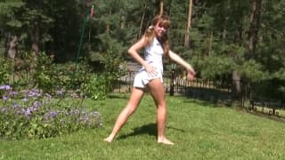 Eva uma jovem linda para um show exterior