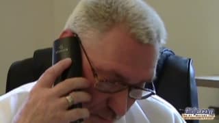 Este ginecologista dá prazer a paciente!