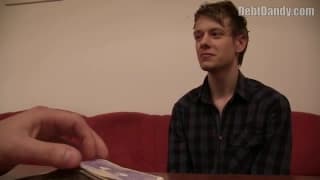 Este menino gosta de dinheiro e sexo