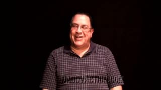 Velho fica excitado batendo uma!