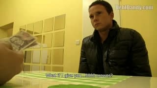 Este jovem gosta muito de dinheiro Este jovem gosta muito de dinheiro