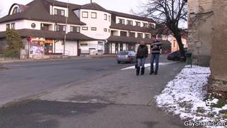 Ela apresenta um amigo gay ao seu colega